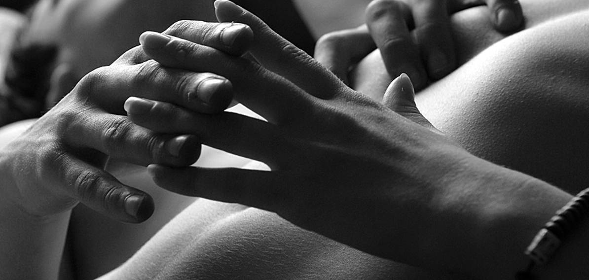Сильные руки массажиста ласкают голую жопу Ariana Marie